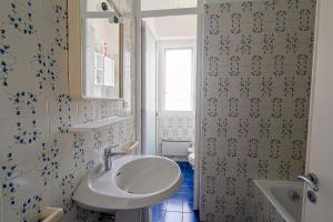 uma casa de banho com um lavatório e um WC em Appartamento vista mare con due camere - Two-bedroom apartment with Sea View em Sanremo