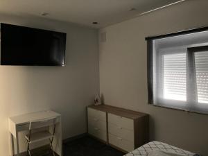 Una televisión o centro de entretenimiento en ASV Apartments
