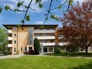 an apartment building with a lawn in front of it at Kurpension Freudenstein in Bad Füssing