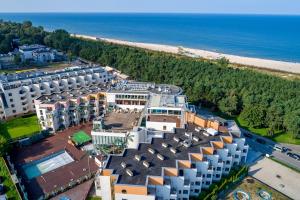 z powietrza widok na ośrodek w pobliżu plaży w obiekcie Apartament BOOKS & SUN by the Sea we Władysławowie