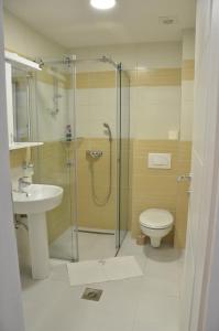 Ένα μπάνιο στο Apartman Rajak