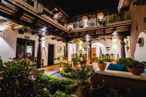 un jardín interior con plantas en un edificio en Hotel la Galería, en Antigua Guatemala