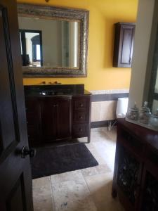 een badkamer met een wastafel en een spiegel bij Maria's Place, Puerto Peñasco, Oriente in Puerto Peñasco