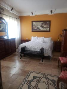 1 dormitorio con 1 cama y una pintura en la pared en Maria's Place, Puerto Peñasco, Oriente, en Puerto Peñasco