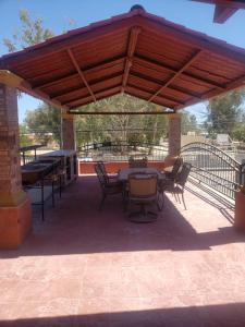 een patio met een tafel en stoelen onder een paviljoen bij Maria's Place, Puerto Peñasco, Oriente in Puerto Peñasco