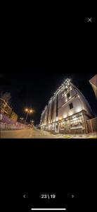 zdjęcie budynku z oświetleniem w nocy w obiekcie Golden Garden Hotel Suites w Rijadzie