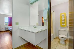 Ένα μπάνιο στο Motel 6-Silver City, NM +17 φωτογραφίες