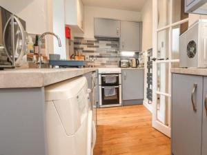 Dapur atau dapur kecil di Sunny Mount Cottage