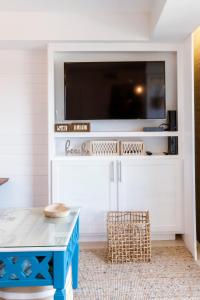 TV/Unterhaltungsangebot in der Unterkunft Stunning Ocean Views STEPS from the Beach with Pool! Fabulous 4th Floor Studio!