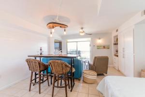 Ein Sitzbereich in der Unterkunft Stunning Ocean Views STEPS from the Beach with Pool! Fabulous 4th Floor Studio!