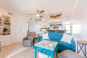 Ein Sitzbereich in der Unterkunft Stunning Ocean Views STEPS from the Beach with Pool! Fabulous 4th Floor Studio!