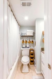 Ein Badezimmer in der Unterkunft Stunning Ocean Views STEPS from the Beach with Pool! Fabulous 4th Floor Studio!