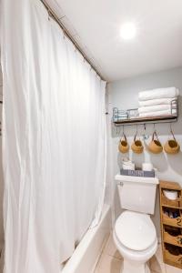 Ein Badezimmer in der Unterkunft Stunning Ocean Views STEPS from the Beach with Pool! Fabulous 4th Floor Studio!