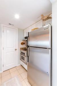 Ein Etagenbett oder Etagenbetten in einem Zimmer der Unterkunft Stunning Ocean Views STEPS from the Beach with Pool! Fabulous 4th Floor Studio!