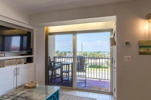 Küche/Küchenzeile in der Unterkunft Stunning Ocean Views STEPS from the Beach with Pool! Fabulous 4th Floor Studio!