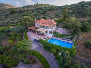 una vista aérea de una casa con piscina en Villa Kalo Chorio, en Kalón Khoríon