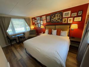 En eller flere senger på et rom på Sleep Woodstock Motel
