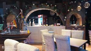 un restaurant avec des chaises, une table et un bar dans l'établissement Greek House Hotel, à Neos Marmaras