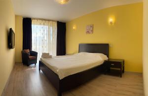 
Un pat sau paturi într-o cameră la Apartamente Coralia Mamaia
