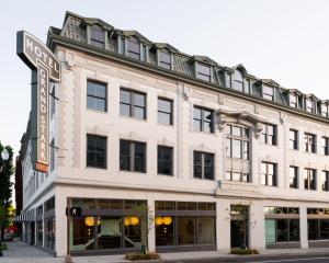 um grande edifício branco com uma placa de rua em frente em Hotel Grand Stark em Portland
