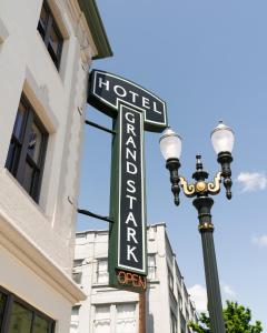 um sinal de rua para um hotel e uma luz de rua em Hotel Grand Stark em Portland