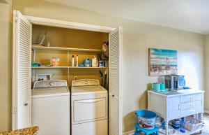 a laundry room with a washer and dryer at 432 Saratoga in Grover Beach +22 photos