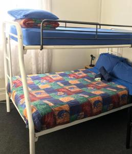 
A bunk bed or bunk beds in a room at Dolphin Retreat Bunbury YHA
