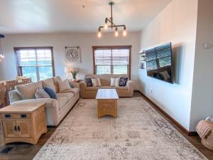 sala de estar con sofá y mesa en Remodeled Ski In-Out - 305 Soaring Eagle - Luxury!, en Dunmore