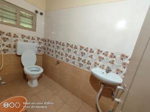 La salle de bains est pourvue de toilettes et d'un lavabo. dans l'établissement Vizag homestay guest house, à Visakhapatnam