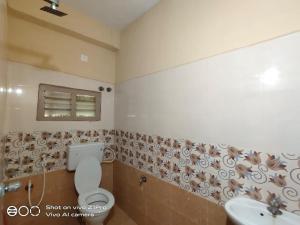 uma casa de banho com um WC e um lavatório em Vizag homestay guest house em Visakhapatnam