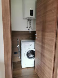 - Lavadora y secadora en una habitación pequeña en La Stua Livigno en Livigno
