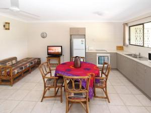 Una cocina y un comedor con mesa y sillas. en Alma Bay Holiday Unit 3, en Arcadia