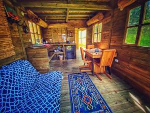 een kamer met een bed en een tafel in een hut bij Cabaña Agrreste in Nemocón