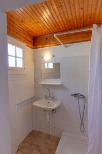 A bathroom at Studio attic in Corfu Town centre