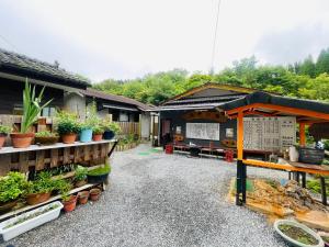 霧島的住宿－Ramune Onsen Senju no Sato，一组建筑,上面有盆栽植物