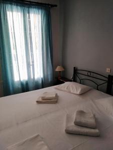 Rúm í herbergi á Konstantina Studios