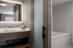 Vannituba majutusasutuses voco Niagara Falls - The Cadence by IHG