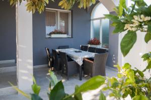 a dining room with a table and chairs at Holiday House Zaton in Nin