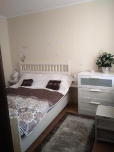 sypialnia z łóżkiem z biurkiem i komodą w obiekcie CAPPUCCINO CENTRUM Apartman w mieście Kaposvár