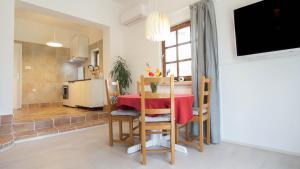 cocina y sala de estar con mesa y sillas en Kuća za odmor Vladimir en Matulji