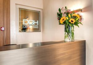 Lobi atau kawasan kaunter penerimaan di DBH – Boutique Hotel Lake Como