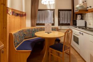 una pequeña cocina con mesa y sillas. en Four Seasons Lodge, en Lackenhof