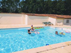 a group of children playing in a swimming pool at Les Deux Riviéres in Les Touches-de-Périgny