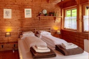 Säng eller sängar i ett rum på Four Seasons Lodge