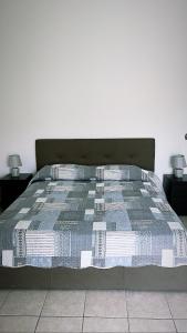 フィレンツェにあるAttico Covercianoのベッド(青と白のキルト付)
