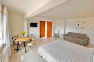salon ze stołem i kanapą w obiekcie Albergo Vittoria w mieście Toscolano Maderno