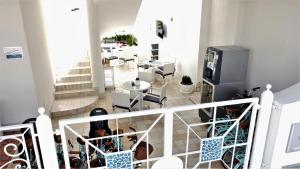 Vistas a una habitación con mesas y sillas en Kalinifta Rooms Apartment, en Torre Lapillo