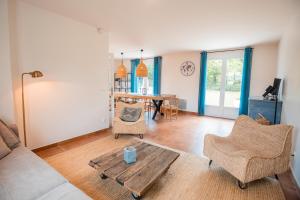 Una sala de estar con un sofá y sillas y una mesa. en Les Forges Villas - 5 room villa for 8 people, en Vasles 49 fotos más