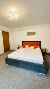 Postel nebo postele na pokoji v ubytování Orange House Constanta