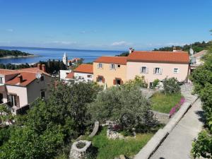 a view of a town with the ocean in the background at Apartment Luka in Mali Lošinj